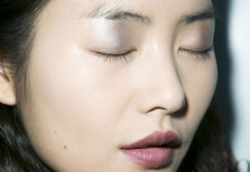 تعلّمي الحصول على بشرة ملساء وخالية من الخطوط