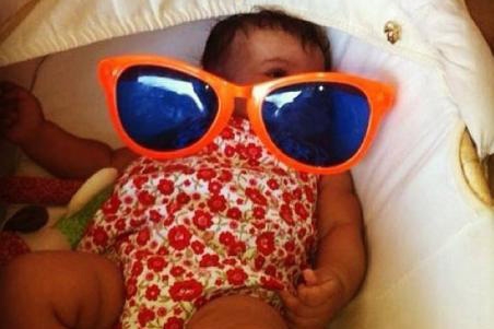 ابنة من هذه الفتاة؟