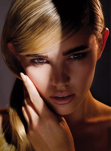 تحت الأضواء Spotlight