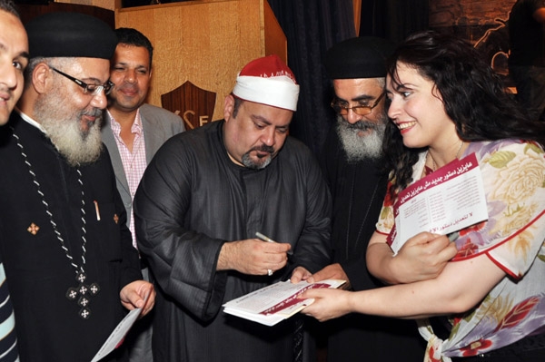 آثار الحكيم وغادة إبراهيم وهند عاكف 'عايزين دستور جديد'