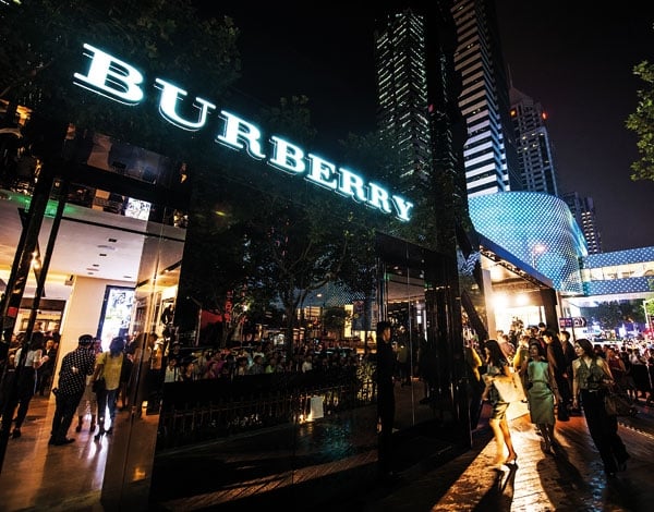 BURBERRY تحتفل بـThe Art of the Trench