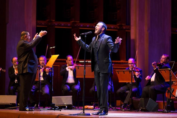 كاظم الساهر يفاجئ حضور حفل يوم المرأة العمانية