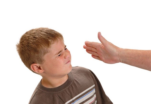 ركّعته... ضربته... وحرّضت زملائه الـ 27 على ضربه