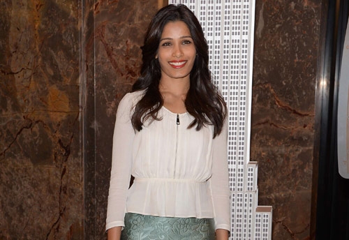 Freida Pinto تحتفل بيوم 'الفتاة' العالميّ 