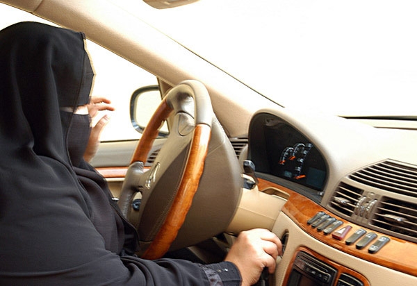 مبادرة لرفع حظر قيادة النساء للسيارة.... فهل تنجح ؟!
