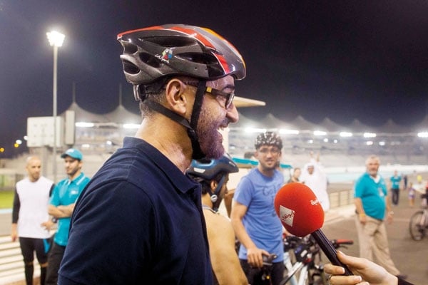 ولي عهد أبو ظبي يشارك في رياضات حلبة مرسى ياس