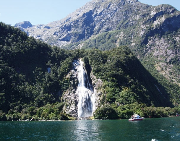 رواق مايلدفور ساوند في متنزّه فيورلند الوطني في نيوزيلندا