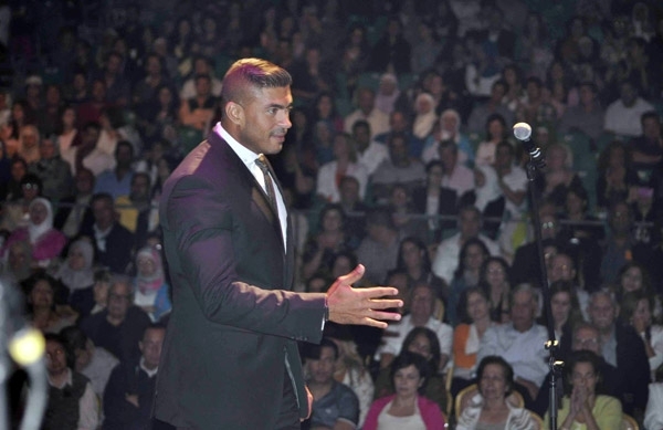 على خشبة المسرح