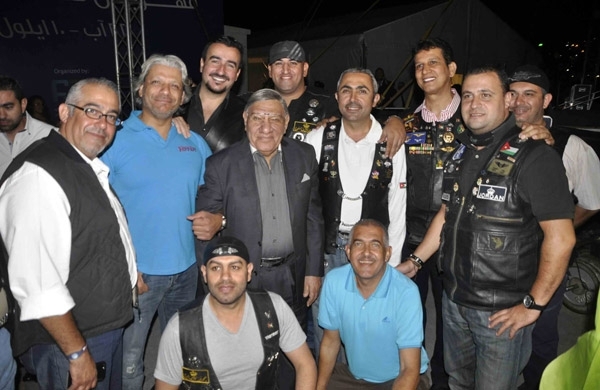 الإعلامي مفيد فوزي يتوسط بعض الحضور