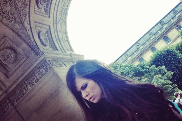 العارضة تحت القوس. يصعب الاختيار بين التركيز على روعة الهندسة المعمارية والتركيز على روعة أزياء فرساتشي الراقية.