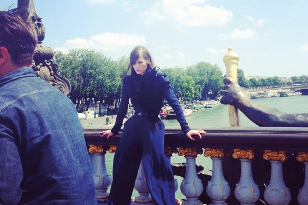 الأزياء الراقية تجمع بين البراعة والحسّ الدرامي في لقطة واحدة.