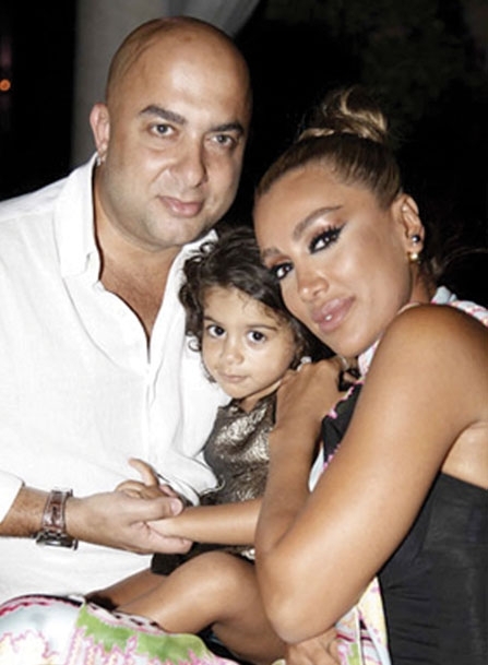 مايا مع زوجها وابنتها