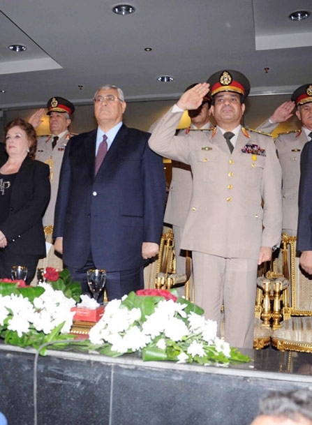 الرئيس المصري المؤقت عدلي منصور والفريق عبد الفتاح السيسي وچيهان السادات