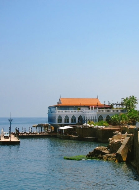 تناول غداء العيد على شاطئ البحر