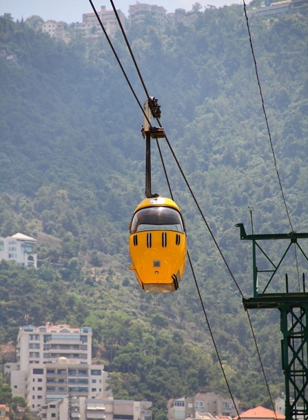 رحلة هوائية  بالتلفريك من شاطئ جونية  صعودًا إلى حريصا  تنقل و لا أجمل