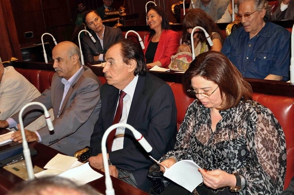 إلهام شاهين وعزت العلايلي يراجعان مواد الدستور