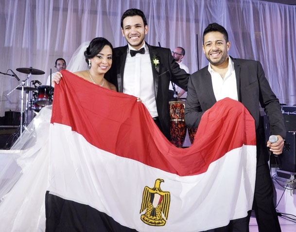 حماقي والعروسان يتشاركون رفع علم مصر