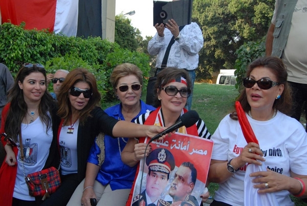 صفاء أبو السعود ولبلبة ترفع صورة السيسي