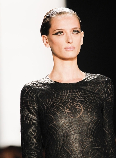 في عرض رالف روتشي - Tom Pecheux : آيلاينر غرافيكيّ وألوان قويّة