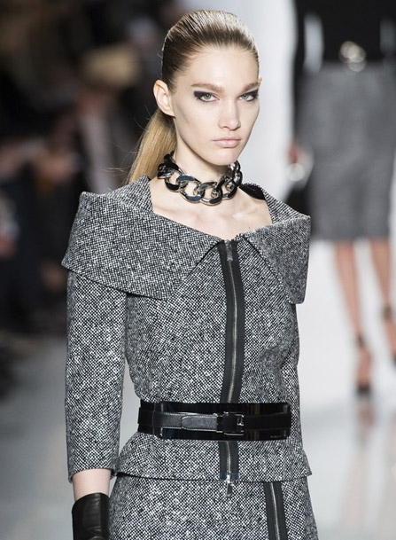 في عرض مايكل كورز - Dick Page: الماكياج حادّ، أنيق وغرافيكيّ