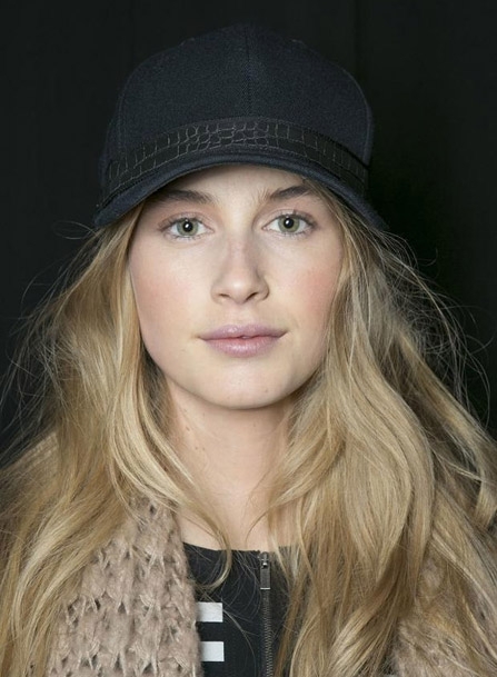 في عرضHerve Leger - مع Val Garland: ماكياج كاليفورنيّ، جمال طبيعيّ، بشرة نضرة مسمرّة.