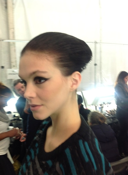 في عرض رالف روتشي - Tom Pecheux : آيلاينر غرافيكيّ وألوان قويّة