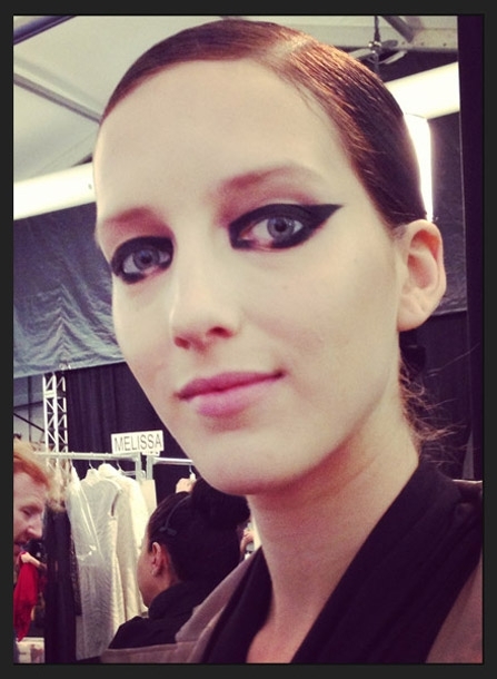 في عرض Monique Lhuillier - Val Garland: الماكياج أنيق وحادّ، من الثلاثينات. البشرة على طبيعتها، والشفاه طبيعيّة، والتركيز على العيون.<br />