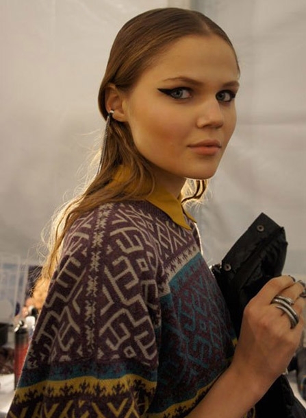 في عرض مارا هوفمان - Charlotte Willer: عيون جذّابة، حواجب مرسومة، دون ماسكارا.