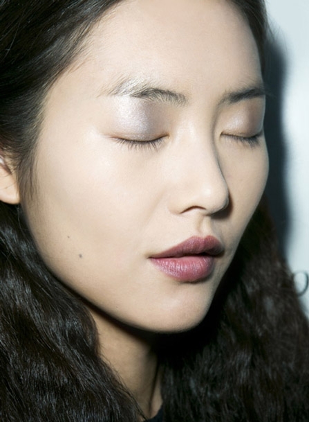 في عرض Derek Lam - Tom Pecheux: البشرة ملساء وخالية من الخطوط.