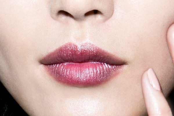 في عرض Derek Lam - Tom Pecheux: البشرة ملساء وخالية من الخطوط.