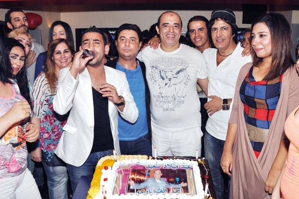 أحمد الفيشاوي وسط أصدقائه.