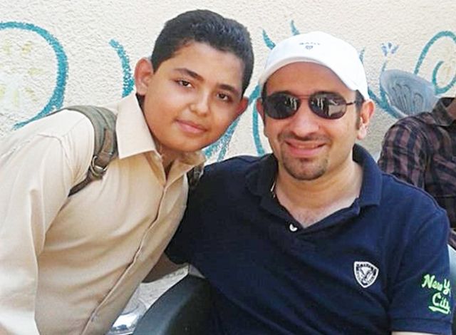 عمرو سلامة مع الطفل بطل الفيلم