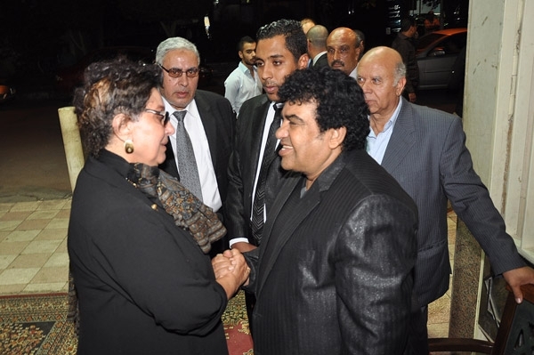 سهير المرشدي تتلقى العزاء من أحمد عدوية