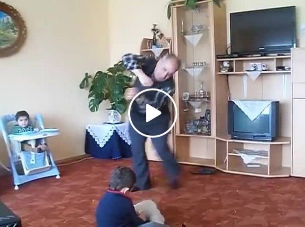 بالفيديو - هذا الجد يتفوق على شاكيرا من أجل أحفاده