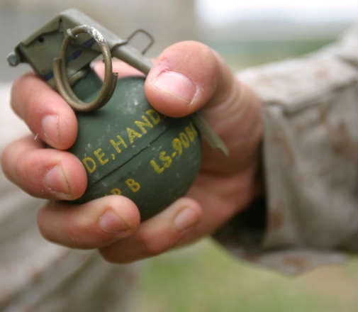 طفل سوري يفجر نفسه بقنبلة يدوية بسبب 