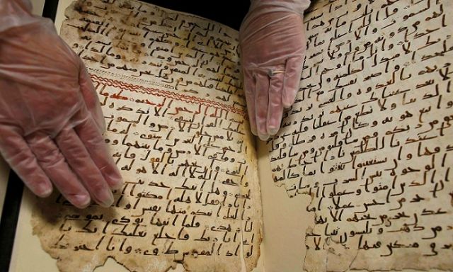 تبدأ الرقاقتان بآيات تنتهي بها 