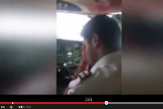 بالفيديو- نسر يصطدم بطائرة أثناء إقلاعها فيحطم زجاجها ويصيب طاقمها