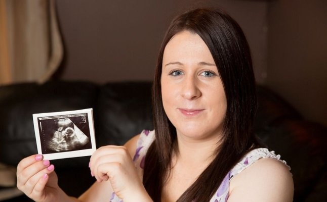 بالصور- ظهر وجه جدتها المتوفاة في صورة صوتيّة لجنينها!