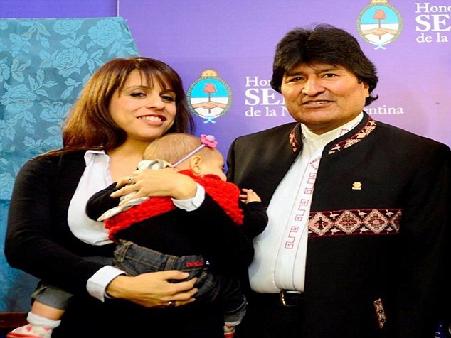 بالصور – نائب ترضع طفلتها خلال جلسة البرلمان