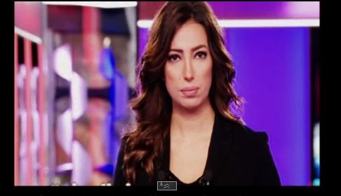 فيديو- مذيعة تتعرض لموقف طريف على الهواء