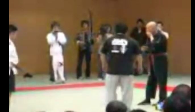 فيديو لعجوز يتحدى لاعبي فنون قتال بطريقته!!