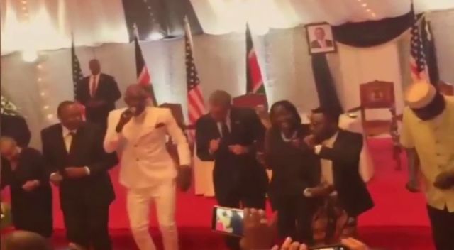 فيديو- أوباما يدهش المشاهدين برقصة مميزة في كينيا