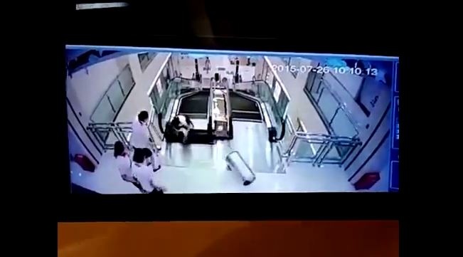 فيديو- ام تنقذ ابنها قبل ان يبتلعها السلم الكهربائي!!