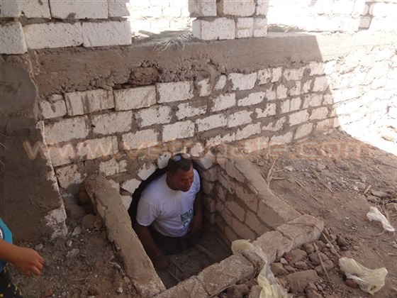 سياسي مصري يفتح قبر والديه وينام جنبهما ساعة كاملة