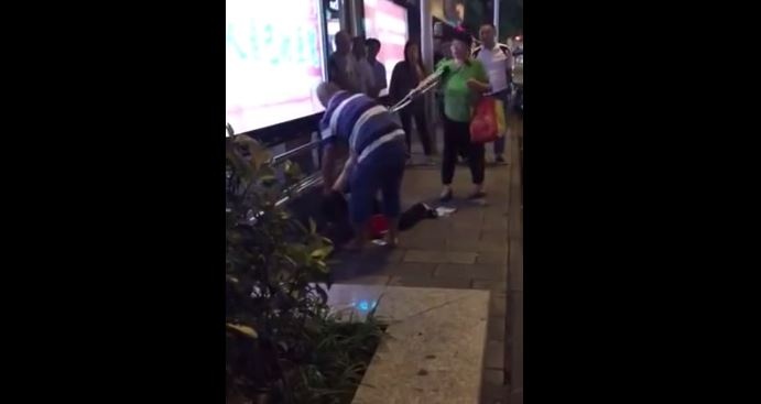 فيديو- شاهدوا رجلاً يضرب زوجته بعد ضبطها مع عشيقها