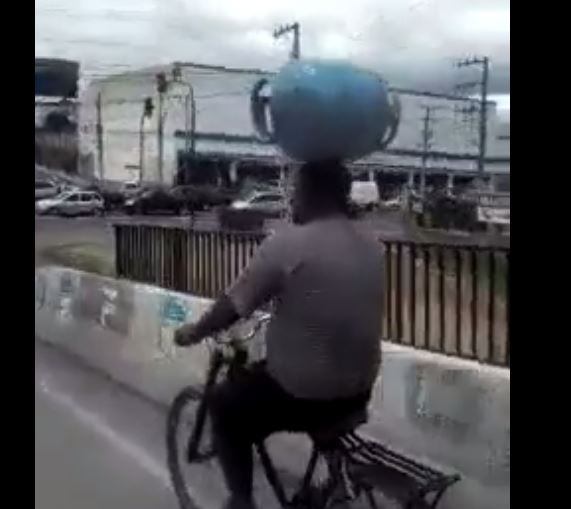 فيديو مذهل لرجل يقود دراجة وعلى رأسه قارورة غاز!!