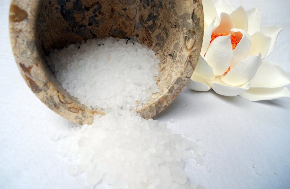 ملح البحر وصفة سحرية لجمالك