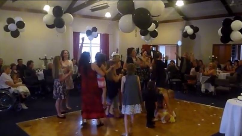 فيديو طريف لفتاة توقع رضيعاً لالتقاط باقة زهور العروس