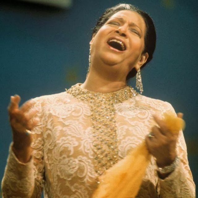 بالصوت ـ أم كلثوم تشرح سر حملها الدائم للمنديل