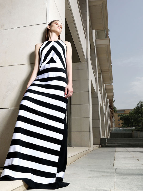 أبيض وأسود، ثنائي يظهر بأشكال هندسية ونقاط وخطوط لموضة مدينية في وسط بيروت...